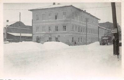 Halbketten - Zugmaschine an Schule Poltawa Ukraine Ostfront