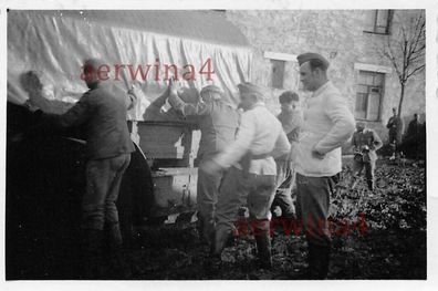 Soldaten am LKW im Schlamm Kaserne Konstantinowka Ostfront