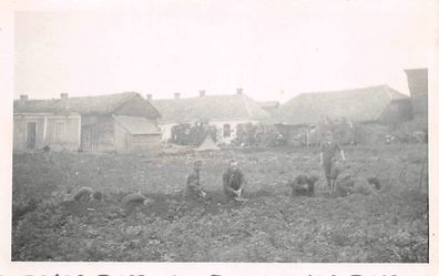 Soldaten bei Schützengraben ausheben vor Kiev Ukraine Ostfront