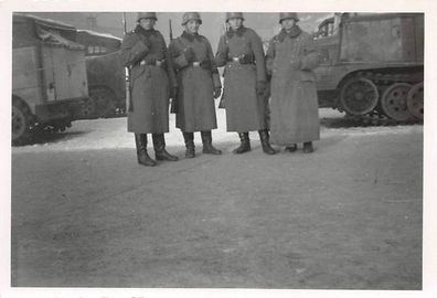 Wache an den Halbketten - Zugmaschine in Orel Russland Ostfront