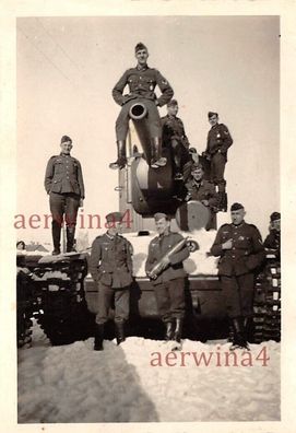 Wehrmacht mit Granate vor russ. Panzer KW - 2 Smolensk Russland Ostfront