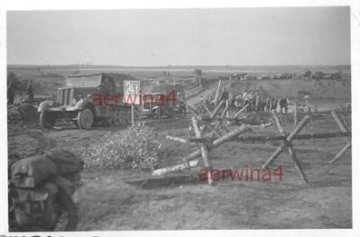 Zugmaschine Halnkette mit LKW überqueren Brücke Ostfront