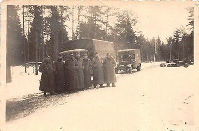 Soldaten vor LKW am Brennstoff - Lager Ostfront Russland