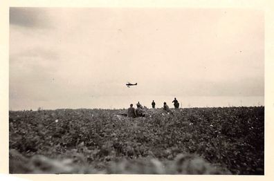 deutsche Soldaten beobachten aus dem Schützengraben Wolchow Russland