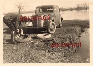 Wehrmacht Tierarzt bei Reifen Wechsel PKW Opel Kalisch Polen