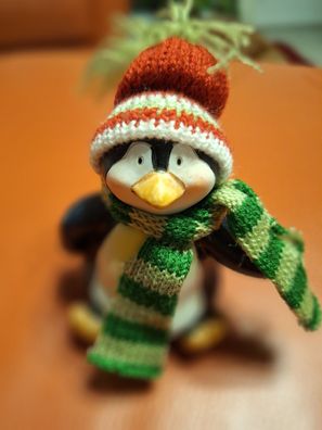 Weihnachtsdeko kleiner Pinguin mit Mütze