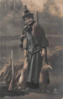 Frau mit Gewehr, Wilde Tiere Jagdpostkarte 1909