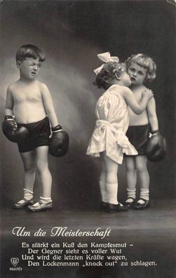 Um die Meisterschaft Boxen Kinder mit Boxhandschuhe HB Postkarte 1928