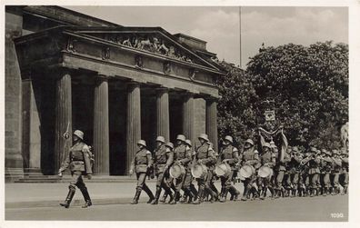 Aufzug der Wach vor dem Ehrenmal unter den Linden Berlin Postkarte AK