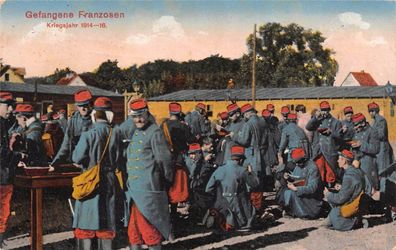 Gefangene Franzosen bei der Essensausgabe Patriotika Postkarte AK 1916