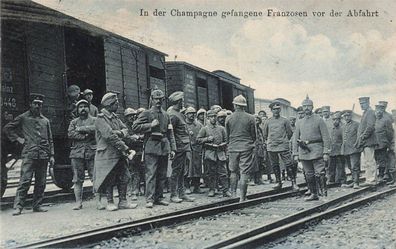 In der Champagne gefangene Franzosen vor der Abfahrt Postkarte AK 1916