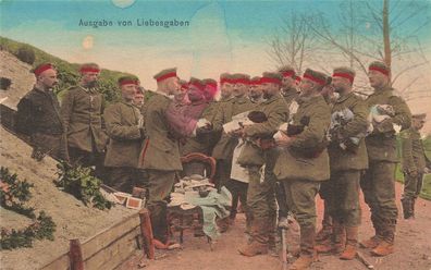 Soldaten bei der Ausgabe von Liebesgaben Patriotika Postkarte AK 1915