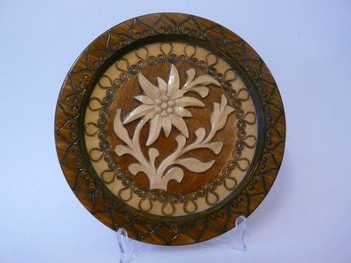 Intarsiert geschnitzter Holzteller mit Ornament rand und gebranntem Blumenmuster 3D