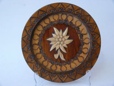 Intarsiert geschnitzter Holzteller mit Ornament rand und gebranntem Blumenmuster 3D