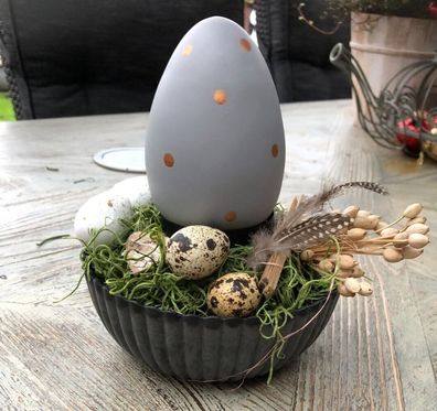 Geschenk Frühling Oster Gesteck in grau Modern mit Wachteleier und Natur-Dekor