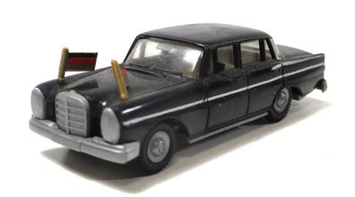 Modellauto H0 1/87 PKW Praline Mercedes-Benz 220 (24-39)