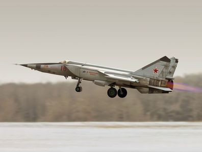 ICM 1:72 72172 MiG-25 RBT, oviet Reconnaissance Plane (100% new molds)