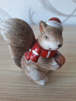 Kleines Eichkätzchen mit Weihnachtsmütze Keramik