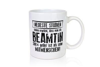 Neuste Studien: Beamtin | Verbeamtung | öffentlicher Dienst - Tasse Weiß