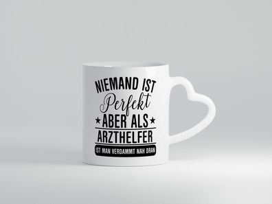 Verdammt nah dran: Arzthelfer | Fachangestellter Medizin - Herz Tasse Weiß