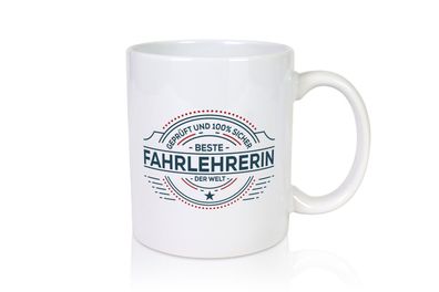 Geprüft und sicher: Fahrlehrerin| Fahrschule - Tasse Weiß