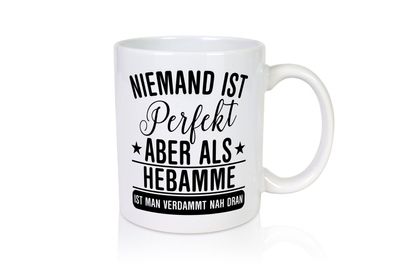 Verdammt nah dran: Hebamme | Geburtshilfe - Tasse Weiß