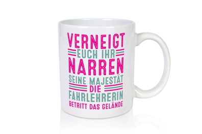 Verneigt euch: Fahrlehrerin| Fahrschule - Tasse Weiß