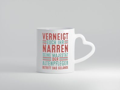 Verneigt euch: Altenpfleger | Pflegepersonal - Herz Tasse Weiß