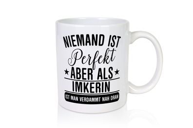 Verdammt nah dran: Imkerin | Imkerei - Tasse Weiß