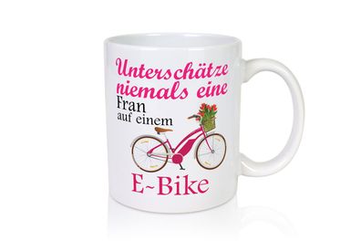 Unterschätze niemals eine Frau | E-Bike | Sport | Rad fahren - Tasse Weiß