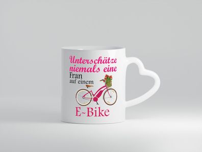 Unterschätze niemals eine Frau | E-Bike | Sport | Rad fahren - Herz Tasse Weiß