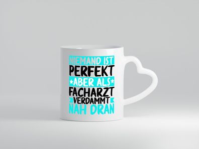 Niemand ist perfekt | Facharzt | Ärzte | Selbstbewusst - Herz Tasse Weiß