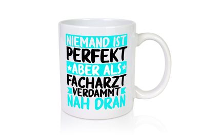 Niemand ist perfekt | Facharzt | Ärzte | Selbstbewusst - Tasse Weiß