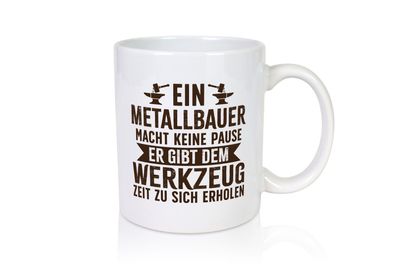 Metallbauer gibt Werkzeug Erholungszeit | Amboss | Hammer - Tasse Weiß