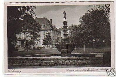 27839 Ak Schleswig Brunnen in den Anlagen um 1940