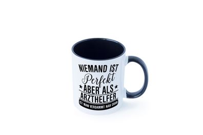 Verdammt nah dran: Arzthelfer | Fachangestellter Medizin Tasse - Geschenk