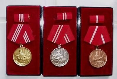 3 DDR Orden Kampfgruppe in Gold Silber Bronze im Etui