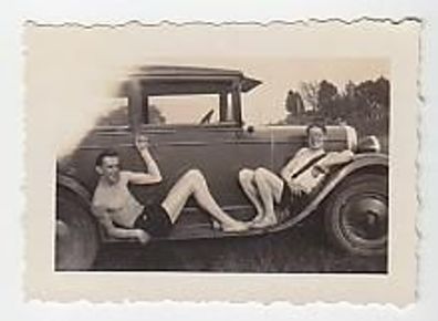 34146 Foto Auto Oldtimer 2Männer beim Sonnenbad um 1930