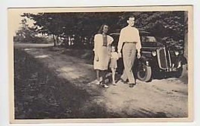 20427 Foto Auto Oldtimer Familie im Wald um 1930