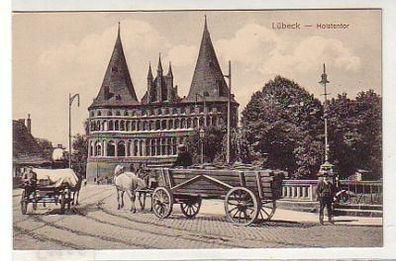 35003 Ak Lübeck Holstentor mit Pferdefuhrwerken um 1910