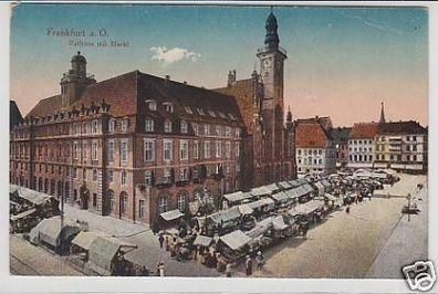35692 Ak Frankfurt Oder Rathaus mit Markt um 1920