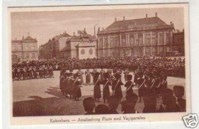 31087 Ak Kopenhagen Amalienburg Plads med Vagtparaden