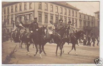 25958 Foto Ak Kaiser Wilhelm II bei Parade um 1910
