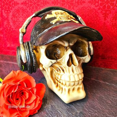 Totenkopfskulptur mit Basecap und Kopfhörer, Steampunk Art.-Nr. 12395