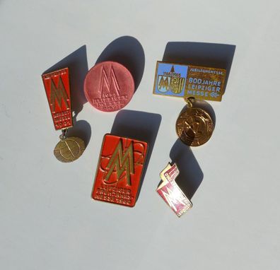 5 DDR Abzeichen Pin Leipzig Messe 1958 - 1965