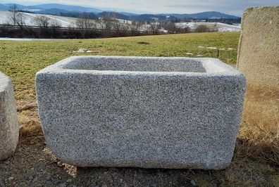 Brunnen aus Granit, Granitbrunnen, Granittrog, Brunnentrog, Wassertrog Granit