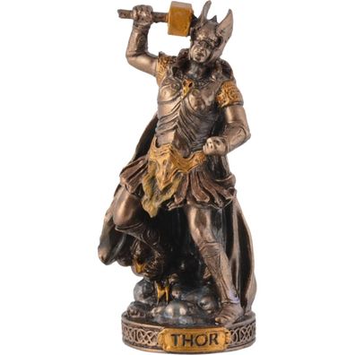 Miniatur Thor nordischer Donnergott in Rüstung seinen Hammer zum Angriff erhoben