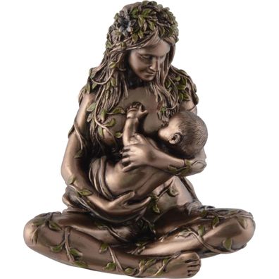 Miniatur Ermutter Gaia stillt ein Baby im Schneidersitz sitzend