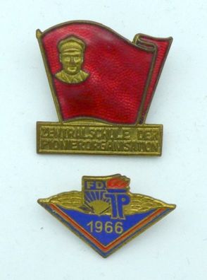 2 DDR Abzeichen Zentralschule Pionierorganisation Gruppenpionierleiter 1966