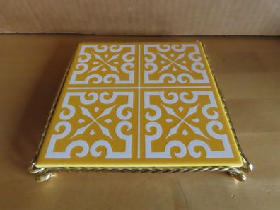 Untersetzer Fliese gelb weiß in einem goldfarbenen Gestell ca.15x15 cm